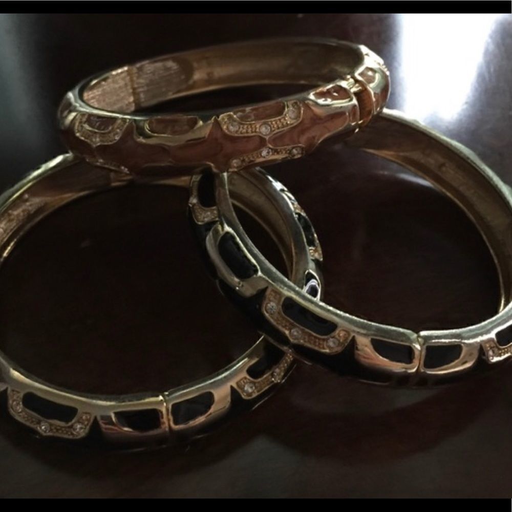 Black cache bracelet 